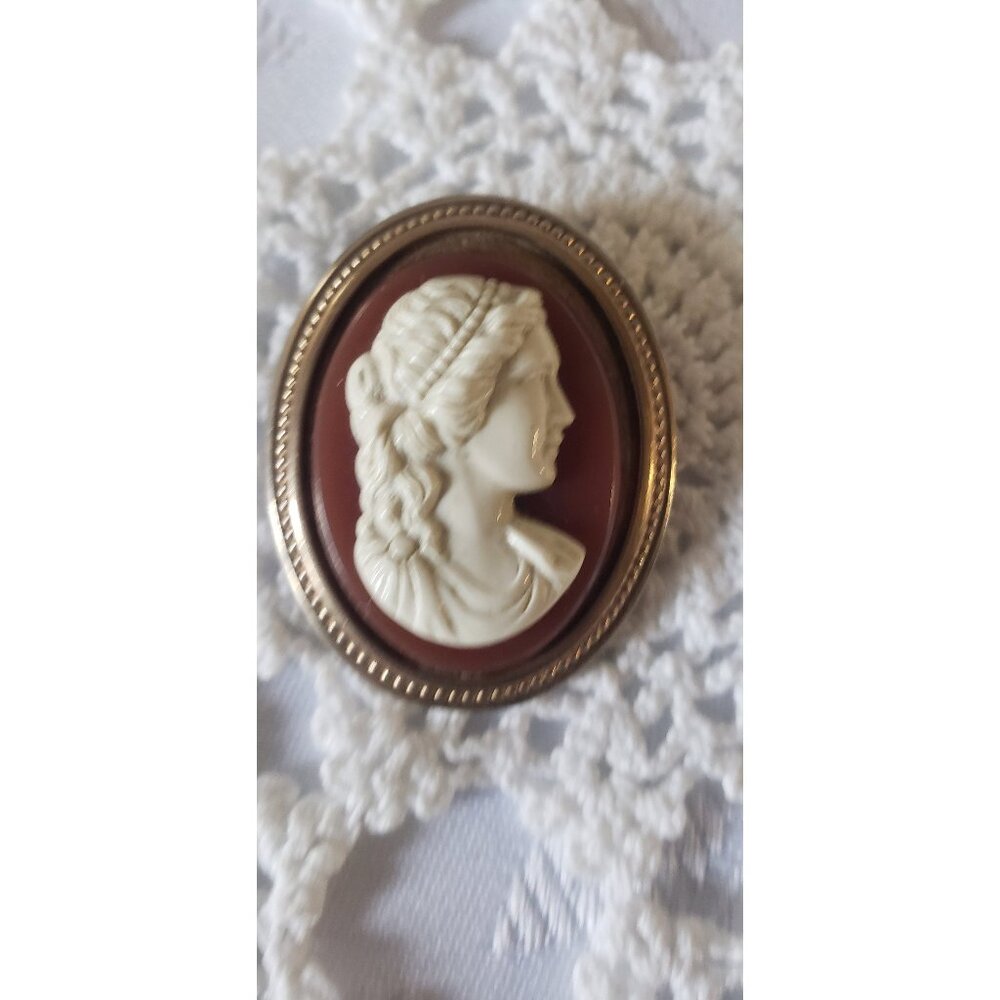 Resin Cameo Oval Gold Tone Frame Cameo White Lady Cameo on Reddish Brown